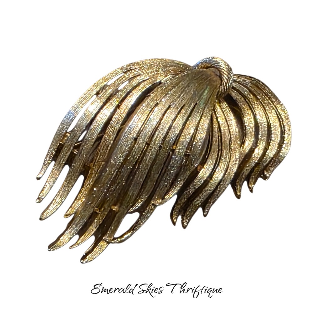 Vintage lisner feathered ribboned  gold tone brooch Free shipping
